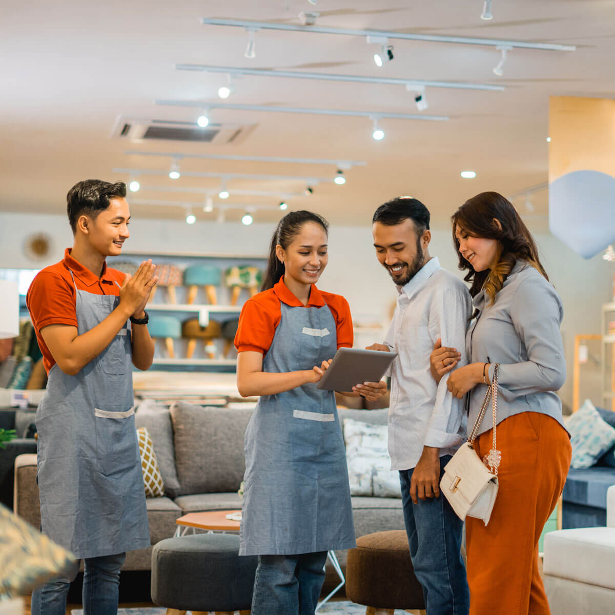 Equipo de trabajo utilizando Cofidis en tienda física